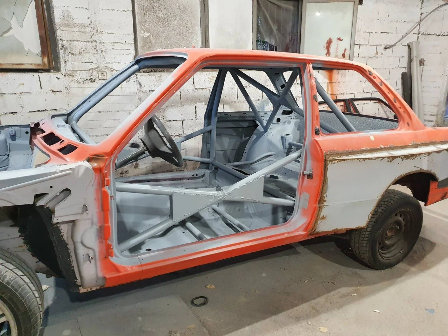 BMW E30 roll cage και προετοιμασία γυμνού αμαξώματος