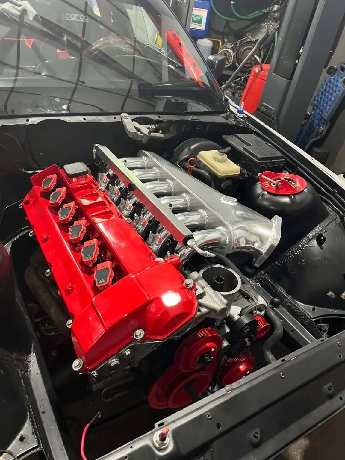Engine bay του λευκού BMW E36 M50 Turbo drift project